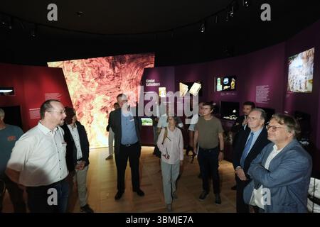 27. Juni 2025, Sachsen-Anhalt, Halle (Saale): Reiner Haseloff (CDU, 2. V. R.), Ministerpräsident von Sachsen-Anhalt, und Harald Meller, Landesarchäologe, stehen in der Ausstellung „Klöster“. Geplündert. In den Wirren der Bauernaufstände im Staatlichen Museum für Vorgeschichte. Vom 28. Juni bis zum 30. November 2025 zeigt die Kabinettsausstellung mittelalterliche Funde aus Klöstern im Bundesstaat. Foto: Sebastian Willnow/dpa Stockfoto