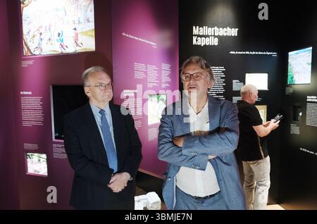27. Juni 2025, Sachsen-Anhalt, Halle (Saale): Reiner Haseloff (CDU, l), Ministerpräsident von Sachsen-Anhalt, und Harald Meller, Landesarchäologe, stehen in der Ausstellung Klöster. Geplündert. In den Wirren der Bauernaufstände im Staatlichen Museum für Vorgeschichte. Vom 28. Juni bis zum 30. November 2025 zeigt die Kabinettsausstellung mittelalterliche Funde aus Klöstern im Bundesstaat. Foto: Sebastian Willnow/dpa Stockfoto