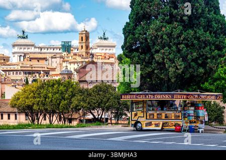 Ein Erfrischungswagen in der Nähe des Circus Maximus in Rom, Italien, mit Blick auf den Altare della Patria und den Kapitolshügel. Stockfoto