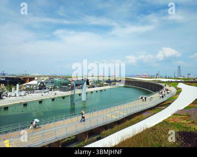 Osaka-Kansai Expo 2025 Water Plaza Panorama mit geschwungenem Grand Ring Walkway Stockfoto