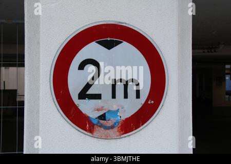 WASSERBURG AM INN, DEUTSCHLAND - 20. JUNI 2025: Höhenbegrenzung, Verkehrsschild, das eine maximale Höhe von 2 Metern auf einer weißen Betonsäule in A anzeigt Stockfoto