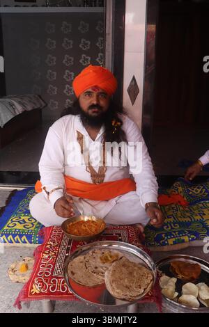 Indischer Mann spielt traditionellen Dhol während einer kulturellen Zeremonie Stockfoto
