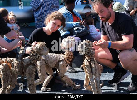 London, Großbritannien. Juni 2025. DIE HERDS Puppets, eine öffentliche Kunst- und Klimaaktion, werden von April bis August 2025 lebensgroße Puppentiere eine 000 km lange Route vom Kongobecken zum Polarkreis fahren und symbolisieren ihren Flug vor der Klimakatastrophe. Chattle/Alamy Live News Stockfoto