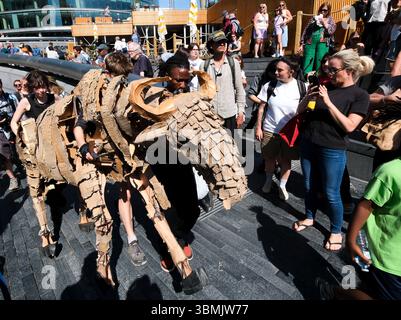 London, Großbritannien. Juni 2025. DIE HERDS Puppets, eine öffentliche Kunst- und Klimaaktion, werden von April bis August 2025 lebensgroße Puppentiere eine 000 km lange Route vom Kongobecken zum Polarkreis fahren und symbolisieren ihren Flug vor der Klimakatastrophe. Chattle/Alamy Live News Stockfoto