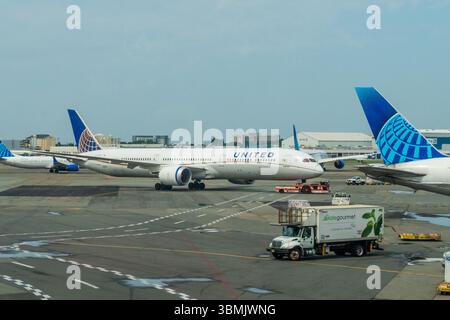 Terminal C, Newark Liberty Airport, Newark, New Jersey, USA - 22. Juni 2025 - Flugbetrieb von United Airlines an einem geschäftigen Sommertag Stockfoto