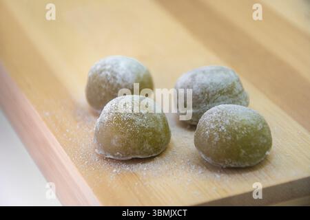 Grüner Mochi süßer japanischer Reiskuchen Stockfoto