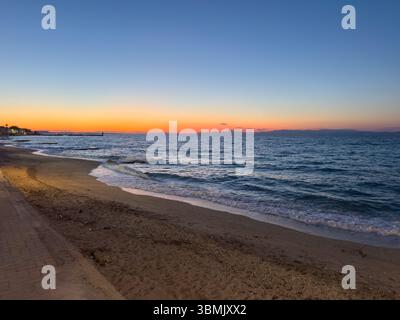 Strand auf Chalkidiki Insel bei Sonnenuntergang in Griechenland Stockfoto