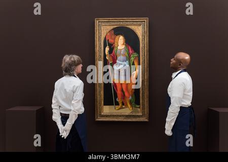 LONDON, VEREINIGTES KÖNIGREICH - 27. JUNI 2025: Kunstschaffende betrachten ein Gemälde mit dem Titel „Saint Quirinus of Neuss“ von Lorenzo di Credi, Schätzung: £ 2.000.000 - 3.000.000 während eines Fotoanrufs in Sotheby's Auktionshaus vor dem Old Masters Sale in London, Vereinigtes Königreich am 27. Juni 2025. (Foto: Wiktor Szymanowicz/NurPhoto) Stockfoto