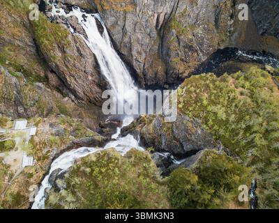 Ein atemberaubender Blick auf den berühmten Voringsfossen-Wasserfall in Norwegen, wo das Wasser in eine tiefe, felsige Schlucht hinunterdringt. Stockfoto