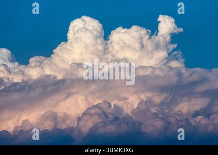 Nahaufnahme abstraktes Bild großer flauschiger Wolken am Himmel mit Blautönen und Textur Stockfoto