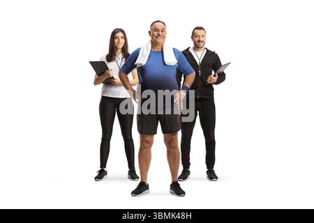 Fitnesstrainer posieren mit einem Reifen männlichen Kunden isoliert auf weißem Hintergrund Stockfoto