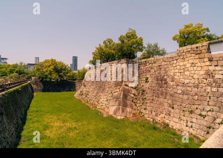 Schloss Osaka Hauptfried (Tenshu) an der Innenmauer. Osaka Castle ist eine japanische Burg im Bezirk Chuo in der historischen Stadt Osaka, Japan. Es ist einer der meisten F Stockfoto