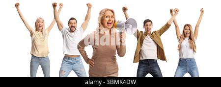 Frau mittleren Alters, die mit einem Megaphon vor einer Gruppe glücklicher Menschen spricht, isoliert auf weißem Hintergrund Stockfoto