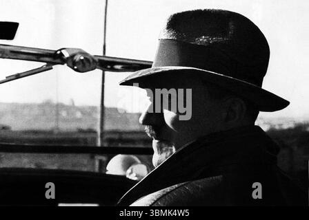 Deutschland, 1933 Adolf Hitler (* 20. April 1889 in Braunau am Inn, 30. April 1945 in Berlin) war ein deutscher Politiker österreichischer Herkunft. Er war ab 29. Juli 1921 Vorsitzender der NSDAP, wurde am 30. Januar 1933 Reichskanzler und war von 1934 bis zu seinem Selbstmord 1945 unter dem Titel „Führer und Reichskanzler“ sowie ab 4. Februar 1938 Oberbefehlshaber der Wehrmacht. [Automatisierte Übersetzung] Stockfoto