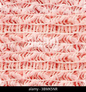Nahtlose 4K-Fototextur aus korallenfarbenem Strickgewebe aus Mesh-Pullover. Stockfoto