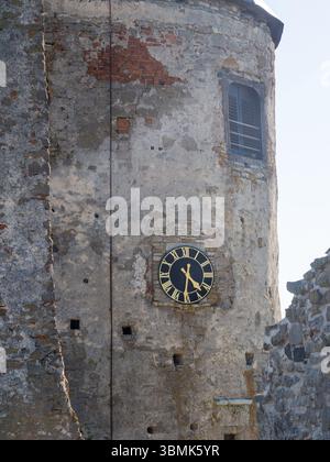 Steinerne Uhrenturm der mittelalterlichen Burgruine in Estland. Historische Architektur aus nächster Nähe, Haapsalu Stockfoto