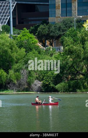 27. MAI 2025 - Austin, TX, USA - Lady Bird Lake im Zentrum von Austin an einem sonnigen Tag mit Wassersport, Booten, Kajak Stockfoto