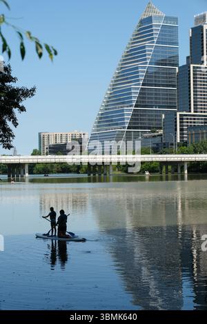 27. MAI 2025 - Austin, TX, USA - Lady Bird Lake im Zentrum von Austin an einem sonnigen Tag mit Wassersport, Booten, Kajak Stockfoto