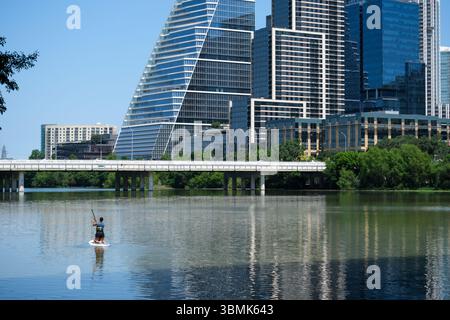27. MAI 2025 - Austin, TX, USA - Lady Bird Lake im Zentrum von Austin an einem sonnigen Tag mit Wassersport, Booten, Kajak Stockfoto