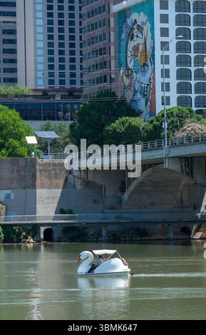 27. MAI 2025 - Austin, TX, USA - Lady Bird Lake im Zentrum von Austin an einem sonnigen Tag mit Wassersport, Booten, Kajak Stockfoto