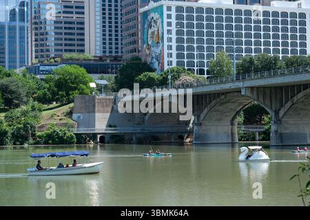 27. MAI 2025 - Austin, TX, USA - Lady Bird Lake im Zentrum von Austin an einem sonnigen Tag mit Wassersport, Booten, Kajak Stockfoto