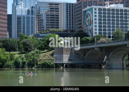 27. MAI 2025 - Austin, TX, USA - Lady Bird Lake im Zentrum von Austin an einem sonnigen Tag mit Wassersport, Booten, Kajak Stockfoto