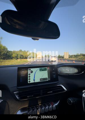 19. JUNI 2025 – Cambridge, Großbritannien – Ein Fahrer auf der Straße, der einem navigationssystem mit google Maps und Apple Car Play folgt Stockfoto