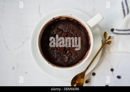 One Minute Microwave Brownie | Schokoladenkuchen in einem Becher, selektiver Fokus Stockfoto