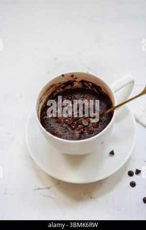 One Minute Microwave Brownie | Schokoladenkuchen in einem Becher, selektiver Fokus Stockfoto