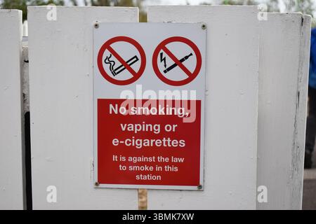 Schild am Bahnhof Kempston Harwick: „Rauchen, Vaping oder E-Zigaretten verboten“. Stockfoto