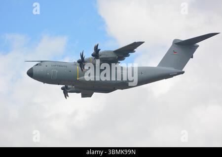 Luftwaffe Airbus A400M zeigt sich bei der Royal International Air Tattoo auf der RAF Fairford Stockfoto