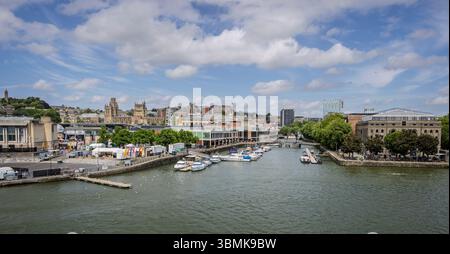 Erhöhtes Stadtbild des Hafens und der Kathedrale von Bristol in Bristol, Großbritannien am 26. Juni 2025 Stockfoto