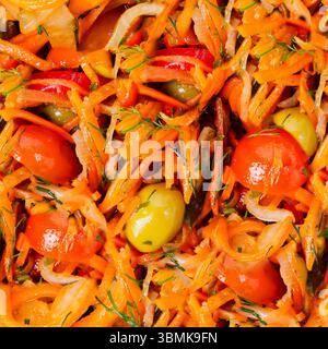 Nahtlose 4K-Fototextur von Gemüsesalat mit Oliven und Karotten. Stockfoto