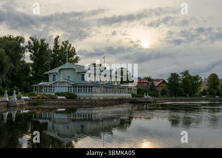 Historisches Holzgebäude am Wasser in Haapsalu, Estland, an einem bewölkten Sommernachmittag Stockfoto