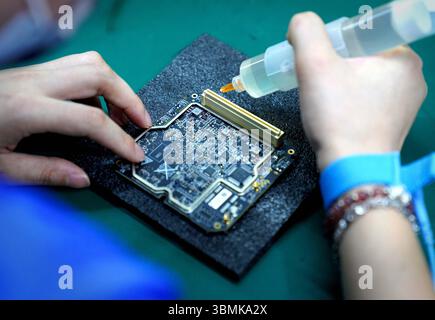 Shenzhen, chinesische Provinz Guangdong. Juni 2025. Ein Mitarbeiter arbeitet an einer Flugkontrollstelle eines unbemannten Luftfahrzeugs in der Werkstatt der United Aircraft Group in Shenzhen, südchinesischer Provinz Guangdong, am 26. Juni 2025. Guangdong hat seine aufkeimende Wirtschaft in niedrigen Lagen als Schlüsselfaktor für die Entwicklung neuer hochwertiger Produktivkräfte und die Kultivierung neuer Wachstumspunkte positioniert. Shenzhen zeichnet sich als Chinas „Drohnenkapital“ aus und verfügt über eine Konzentration von über 1.700 Drohnenunternehmen. Quelle: Li An/Xinhua/Alamy Live News Stockfoto