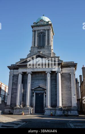 Dublin, Irland – 5. Februar 2025: Die Front der St. Nikolaus-Kirche in Dublin. Stockfoto