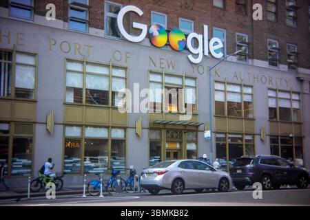 Die „Doppel“ des Google-Logos auf ihrem Gebäude an der 111 Eighth Avenue in New York sind zu Ehren des Gay Pride Day in Regenbogenfarben dekoriert, der am Donnerstag, den 19. Juni 2025, für den Gay Pride Month zu sehen ist. (© Richard B. Levine) Stockfoto