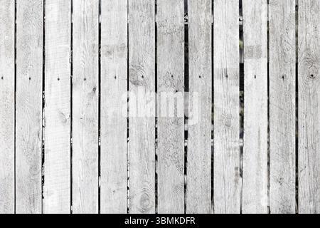 Vertikale weiße Holzzaunplatten zeigen eine rustikale Textur und natürliche Holzmaserung, perfekt für Design-Inspiration, Hintergrundverwendung oder dekorative Elemente Stockfoto