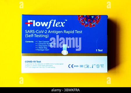 London Großbritannien 27. Juni 2025, Flowflex COVID-19 Antigen-Schnelltest-Selbsttestkit Stockfoto