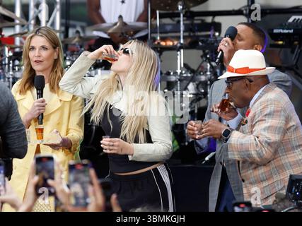 New York, Usa. Juni 2025. Renee Rapp macht einen Shot mit Savannah Guthrie und Al Roker, als sie am Freitag, den 27. Juni 2025 in der NBC Today Show im Rockefeller Center in New York City auftritt. Foto: John Angelillo/UPI Credit: UPI/Alamy Live News Stockfoto