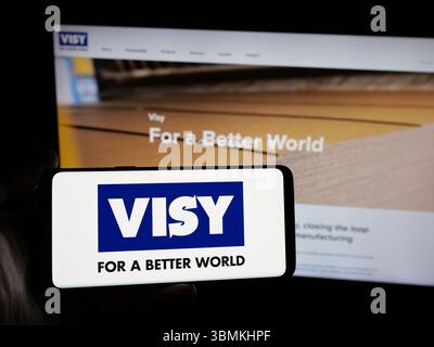 Stuttgart, Deutschland - 26.04.2025: Person mit Smartphone und Logo des Verpackungsunternehmens Visy Industries auf dem Bildschirm vor der Website. Stockfoto