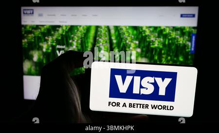 Stuttgart, Deutschland - 26.04.2025: Person, die ein Mobiltelefon mit dem Logo des Verpackungsunternehmens Visy Industries auf dem Bildschirm vor der Webseite hält. Stockfoto