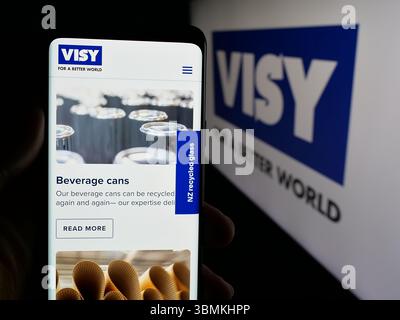 Stuttgart, Deutschland - 26.04.2025: Person mit Smartphone und Website des Verpackungsunternehmens Visy Industries auf dem Bildschirm vor dem Logo. Stockfoto