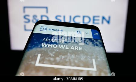 Stuttgart, Deutschland - 26.04.2025: Mobiltelefon mit Webseite des französischen Unternehmens Sucres et Denrees (Sucden) auf dem Bildschirm vor dem Logo. Stockfoto