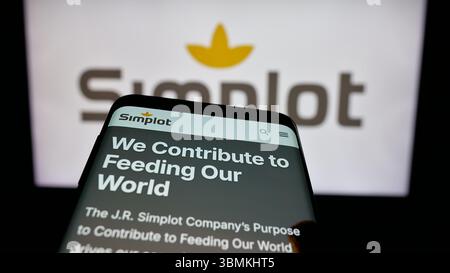 Stuttgart, Deutschland - 26.04.2025: Mobiltelefon mit Webseite des US-Agrarunternehmens J. R. Simplot Company auf dem Bildschirm vor dem Logo. Stockfoto