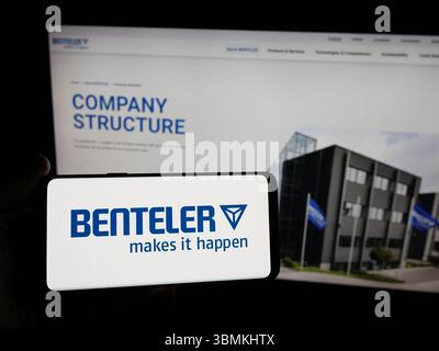 Stuttgart, Deutschland - 26.04.2025: Person mit Smartphone mit Logo des Automobilkonzerns Benteler International AG auf dem Bildschirm vor der Website. Stockfoto