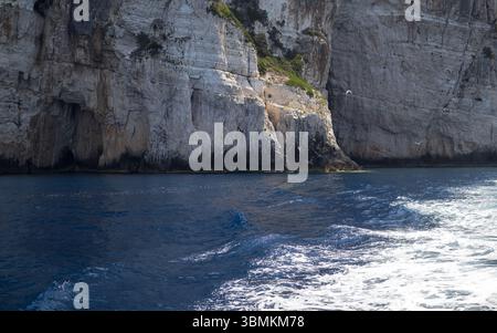 Dramatische Klippen, tiefblaues Wasser, mittelmeerküste, zerklüftete Landschaft, Meereswellen Stockfoto