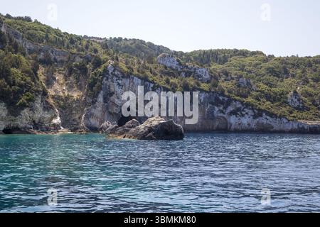 ionisches Meer, Insel korfu, griechenland, Klippe, Höhle, kristallklares Wasser, Sommer, Küste Stockfoto