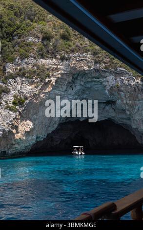 Kleines Boot in eine Meereshöhle mit türkisfarbenem Wasser Stockfoto