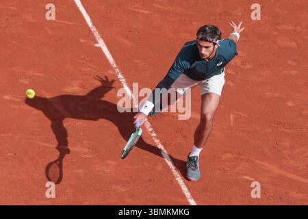 Italienischer Tennisspieler Lorenzo Musetti in Aktion bei den French Open, Roland Garros, Paris, Frankreich. Stockfoto